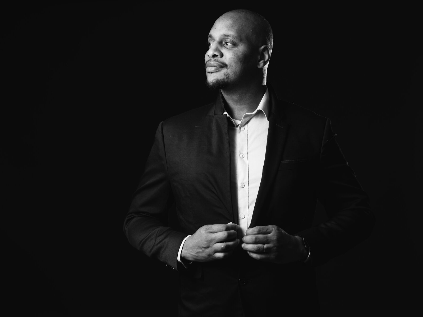 Jean-Baptiste, fondateur de Jaysphotography — portrait éditorial noir et blanc